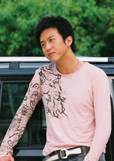 最新爆料男星是谁啊图片,最新爆料,这位男星成焦点!